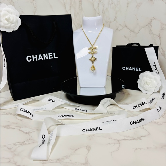 A-1FN-8: NECKLACE: Faux Pearls w/Monogram Encrusted Rhinestone Pendant, NWOT - Picture 4 of 11